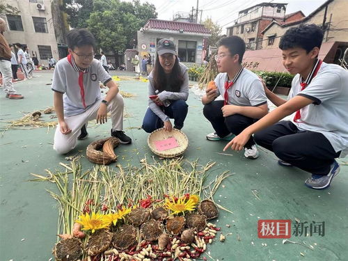 男生在運動會上成績優異喜提一個南瓜,學校自種20多種農作物作為學生獎品